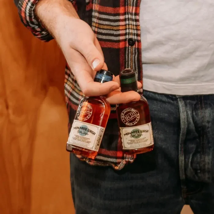 daugiafunkce-priemone-vyrams-3-in-1-stiprinamasis-sampunas-kondicionierius-ir-kuno-prausiklis-viename-1821-man-made-wash-absolute-mahogany-wsh3amn-100-ml-2