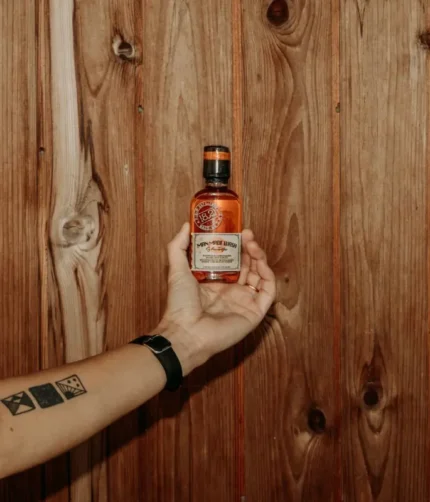 daugiafunkce-priemone-vyrams-3-in-1-stiprinamasis-sampunas-kondicionierius-ir-kuno-prausiklis-viename-1821-man-made-wash-noble-oud-wsh3non-100-ml-1