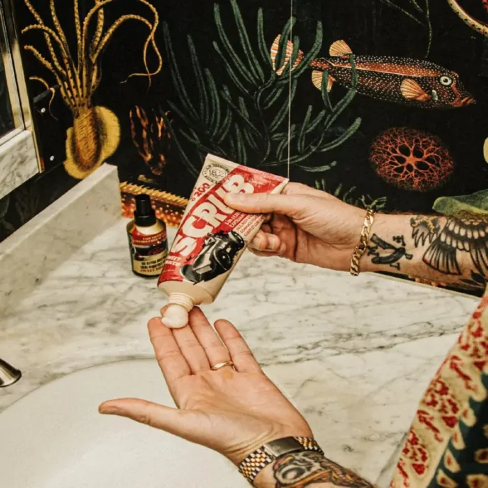 daugiafunkcis-odos-sveitiklis-vyrams-1821-man-made-octane-200-scrub-sweet-tobacco-oct6st-178-ml-1